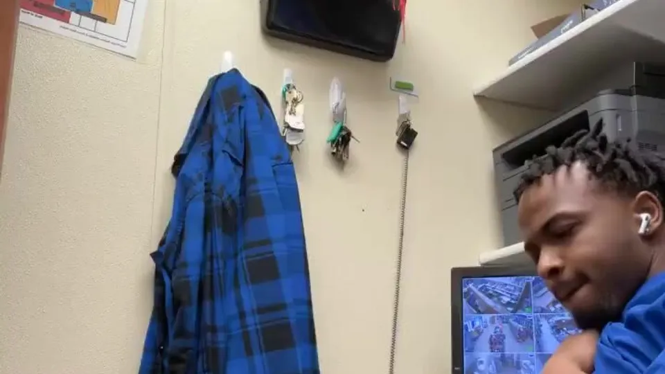 Black guy jerking at work - ThisVid.com