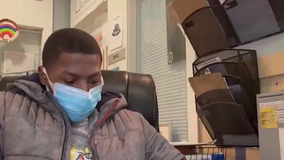 Black guy jerks off in the office - ThisVid.com