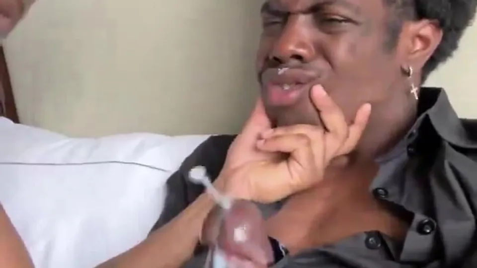 BLACK GUY WANKS WITH FRIEND - ThisVid.com