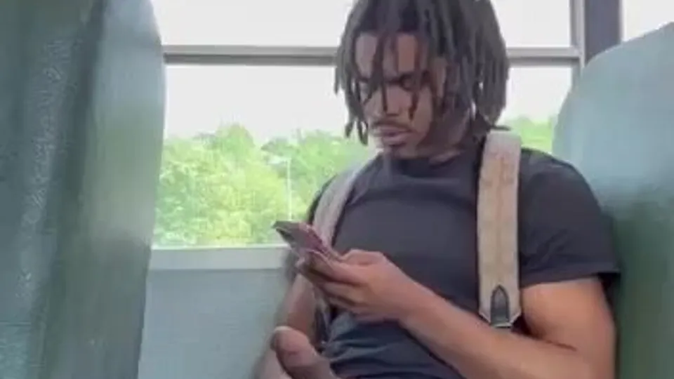 Black guy with bbc cums in the bus - ThisVid.com 中文