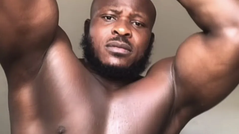 Black sexy pecs and flex - ThisVid.com