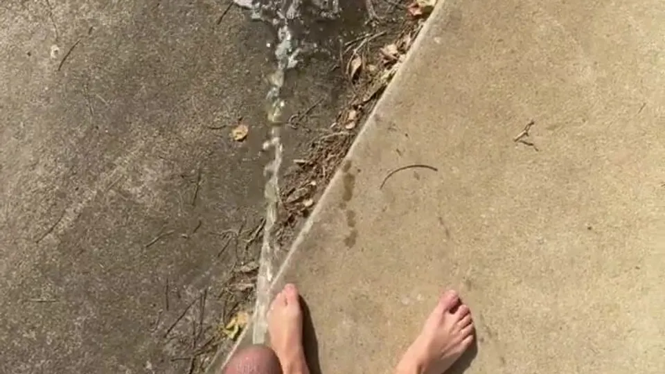 Black stud pisses outdoor - ThisVid.com