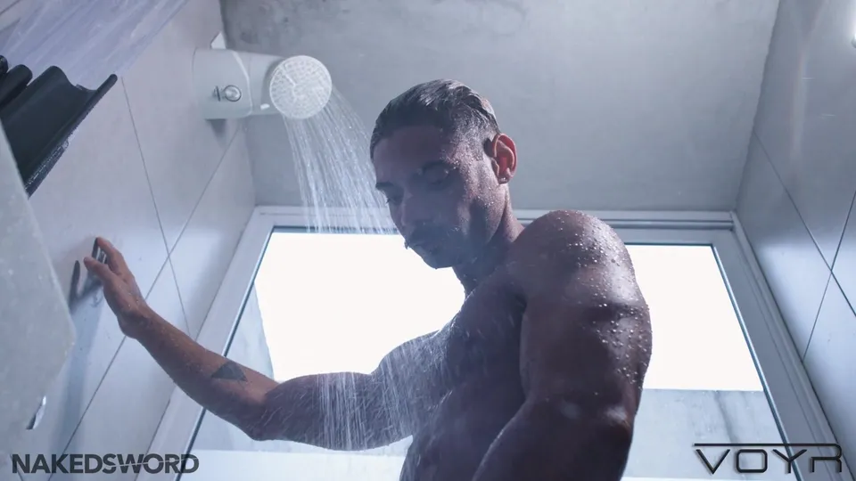 Muscle Latinos in Raw Threesome