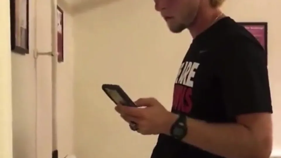 Blond guy pissing - ThisVid.com
