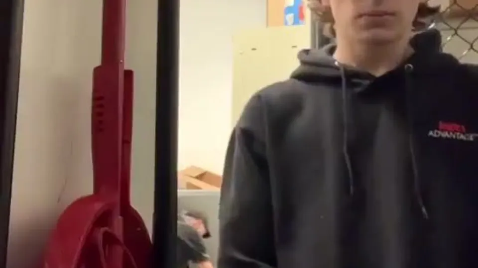Blond secretly jerks at work - ThisVid.com