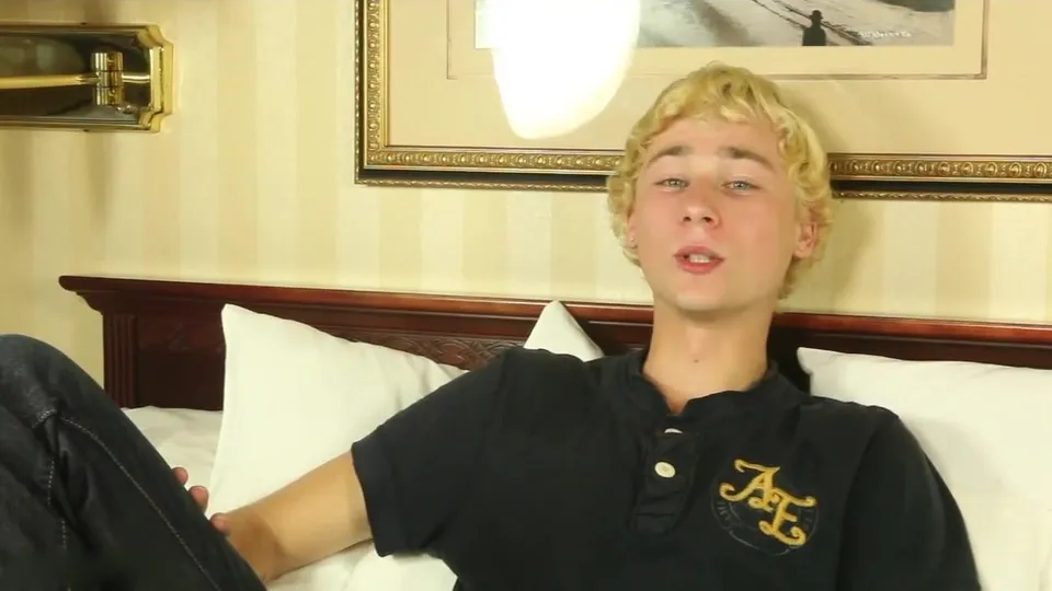Blond twink rubs one out - ThisVid.com