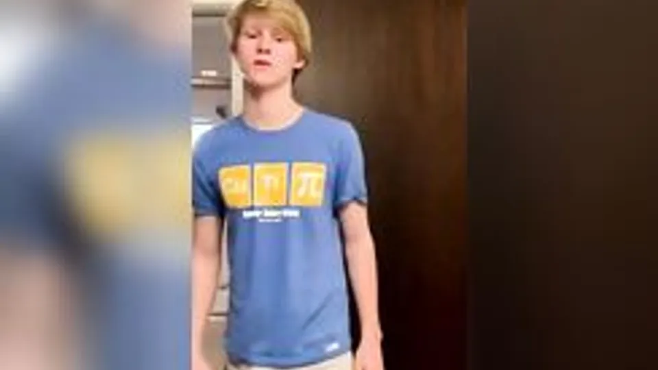 金发男孩脱光衣服手淫大鸡巴