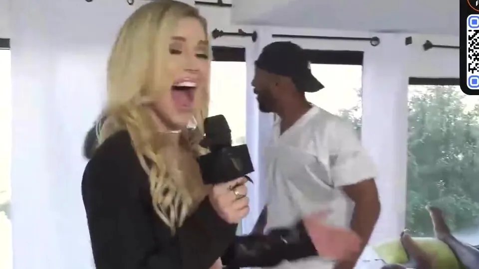Blonde sportscaster loves his suck session