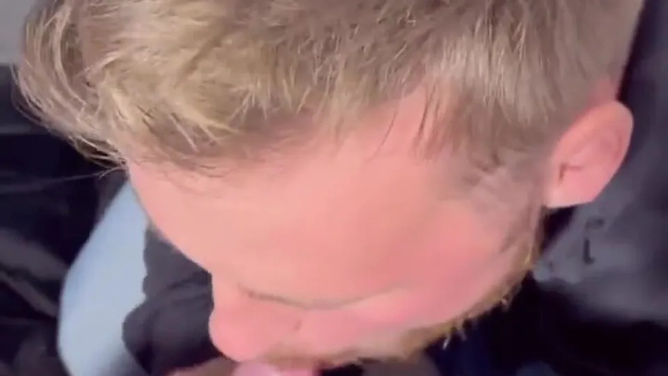 Blowjob in public toilet - ThisVid.com