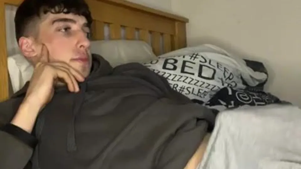 Blue eyed gamer cums - ThisVid.com