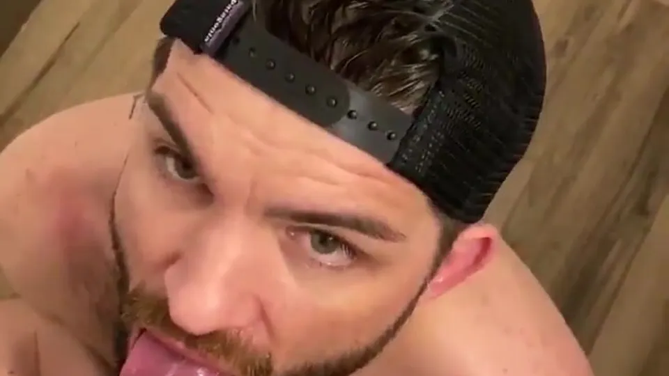 Blue eyes drinks piss and takes piss on his hole - ThisVid.com