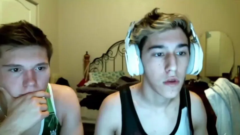 Blueiphone19 jerking with his friend on webcam wow