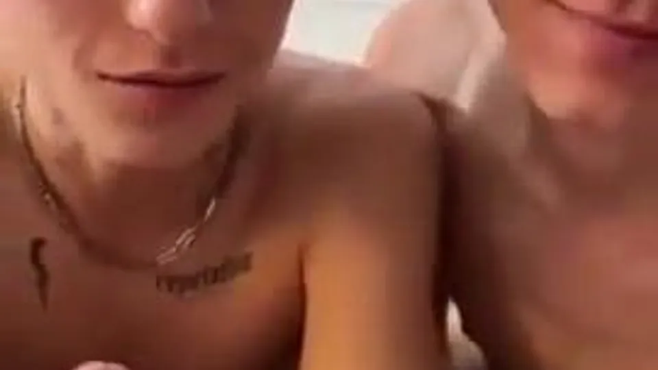 Notte di Giochi: Gangbang con Bnnytwink & Amici che Fanno Pompini al Papà