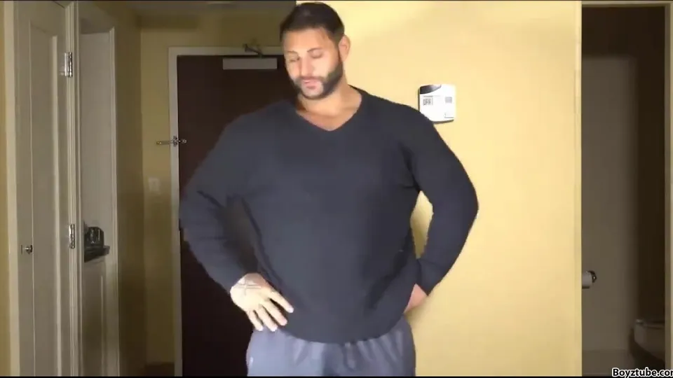 Body builder posing nude - video 5 - ThisVid.com
