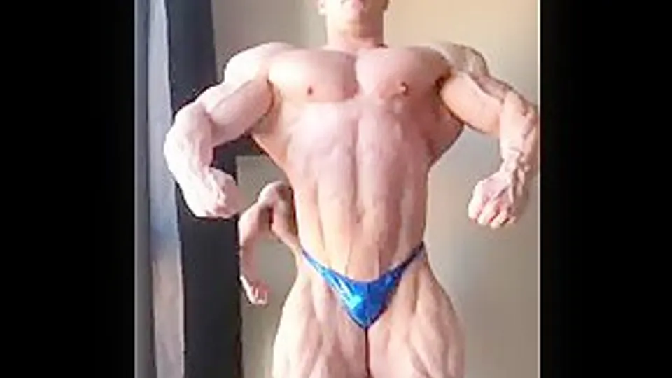 Bodybuilder costaud baise