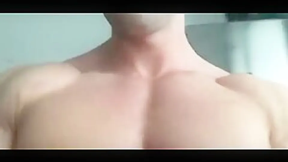 Spettacolo di flessioni da solista per bodybuilder muscoloso