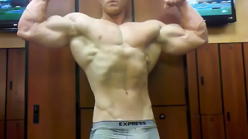 Bodybuilder bulge - ThisVid.com