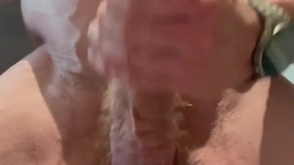 Bodybuilder bust cum - ThisVid.com