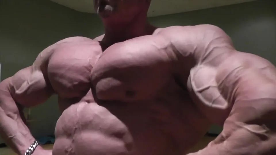 Bodybuilder DH Posing 01 - ThisVid.com