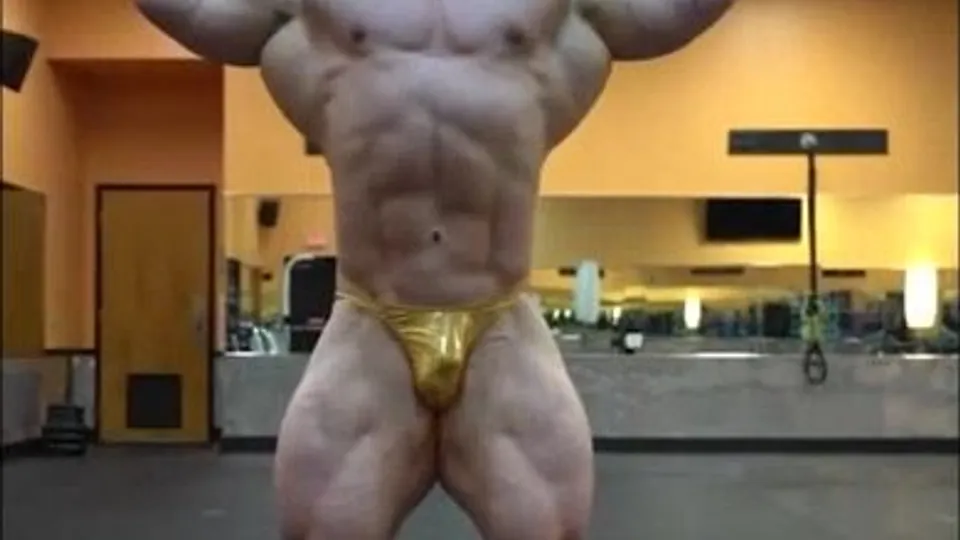 Bodybuilder drops his shorts - ThisVid.com