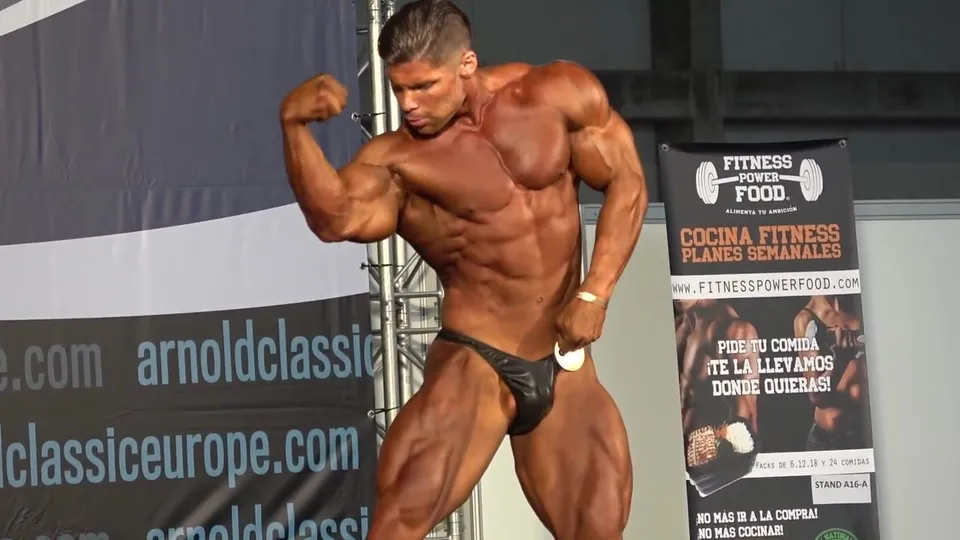 Bodybuilders Bulge auf der Bühne enttarnt