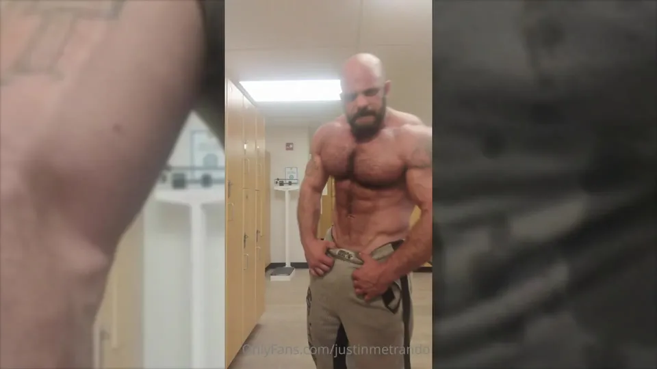 Bodybuilder flex and shirt rip - ThisVid.com