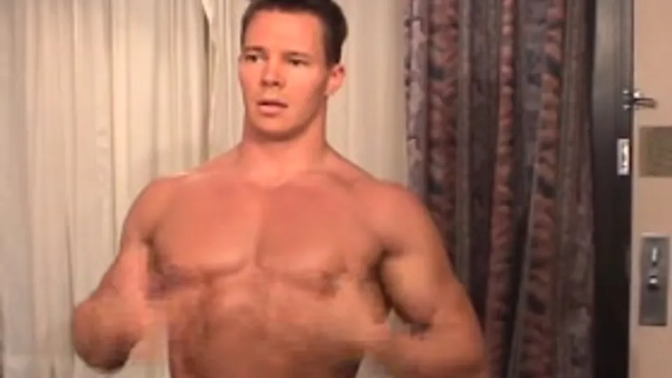 Bodybuilder Flex and Show-off