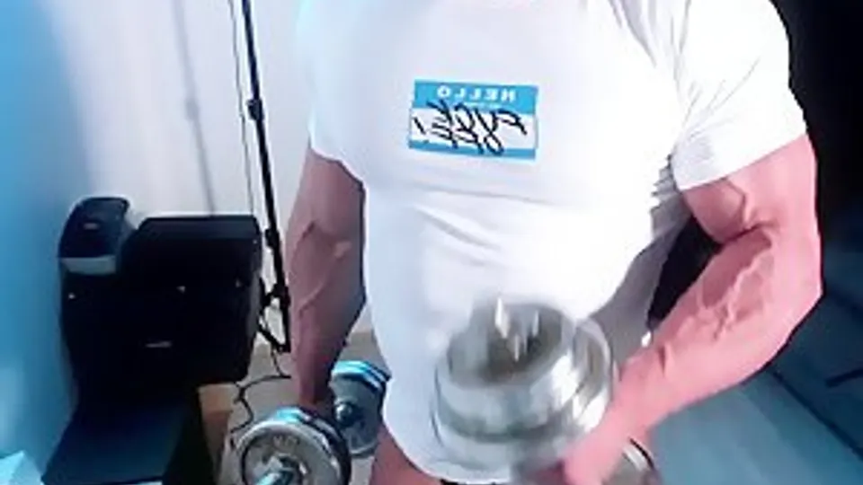 Bodybuilder flex his muscle with big dick