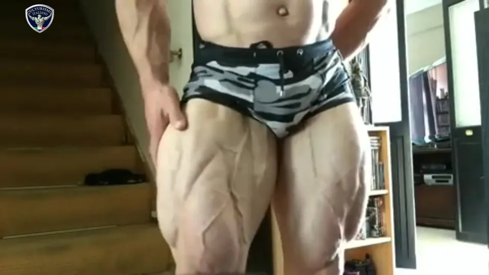 Bodybuilder Flexes - ThisVid.com
