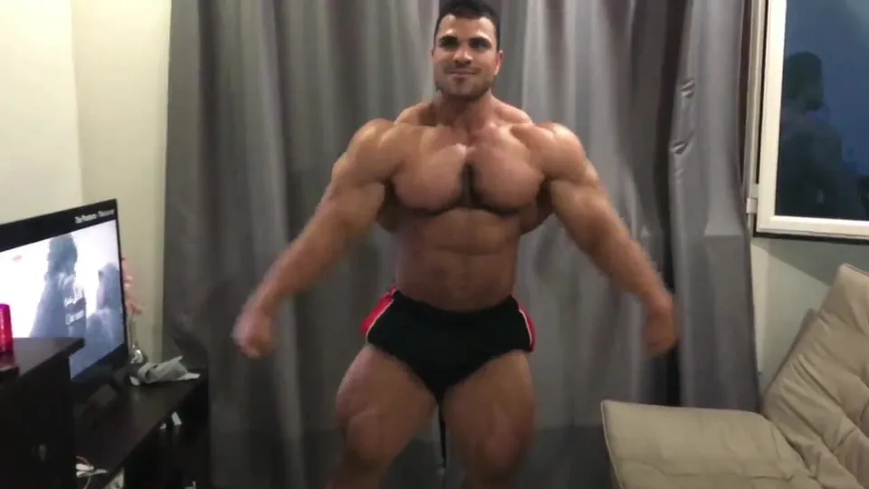 Bodybuilder flexing - video 10 - ThisVid.com