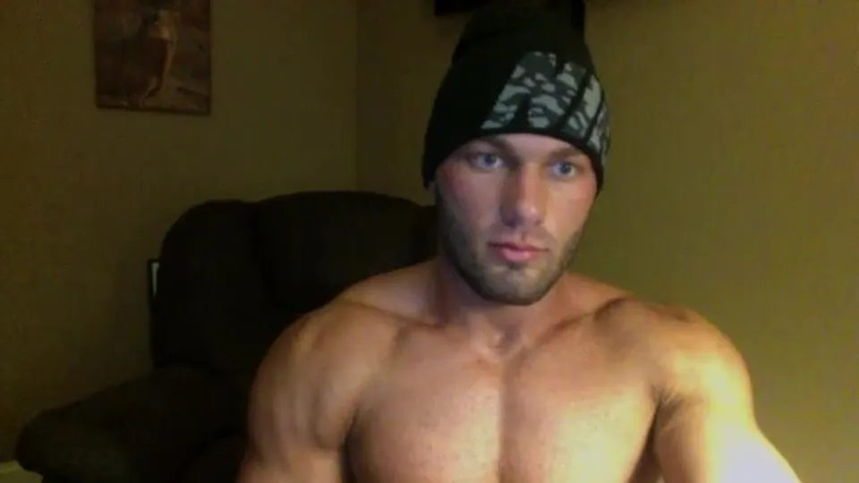 Bodybuilder jerking on cam - ThisVid.com