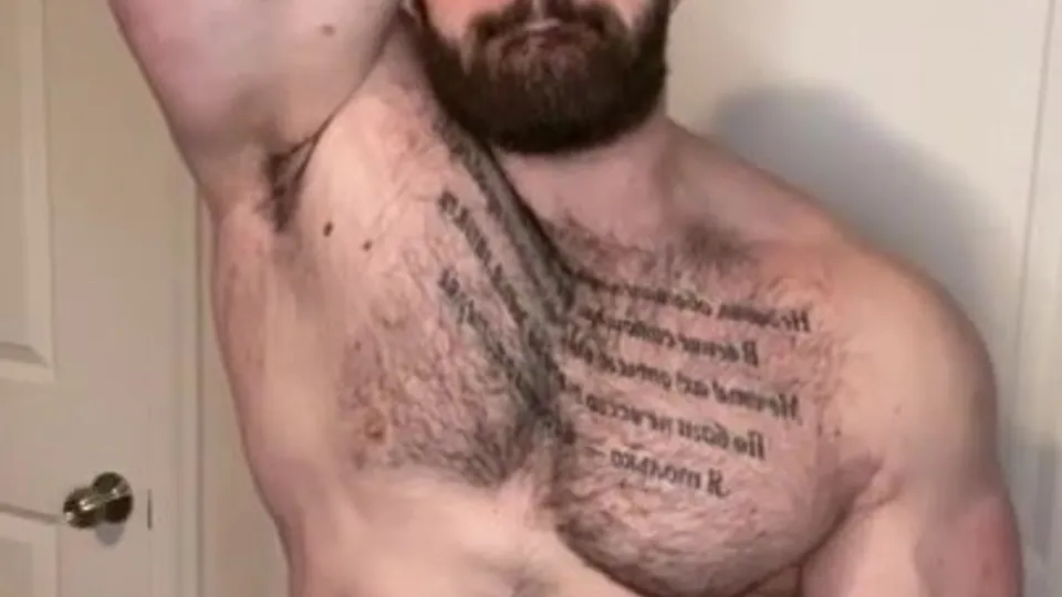 Bodybuilder jerks off - video 6 - ThisVid.com