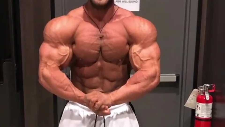 Bodybuilder muscle flex - ThisVid.com