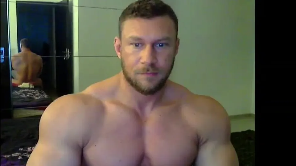 Bodybuilder muscle show and cumshot - ThisVid.com