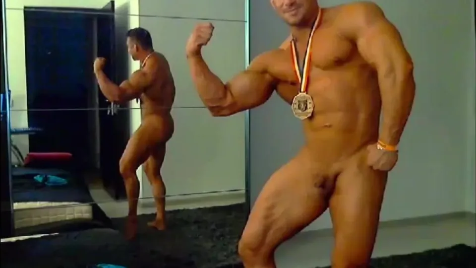 Bodybuilder Nude Show - video 36 - ThisVid.com