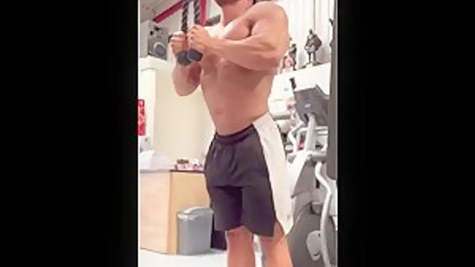 BODYBUILDER PANTSED IN PUBLIC