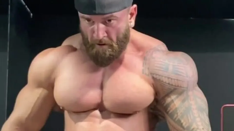 BODYBUILDER POSING (EXTREME MUSCLE CARDIOPHILIA) - ThisVid.com