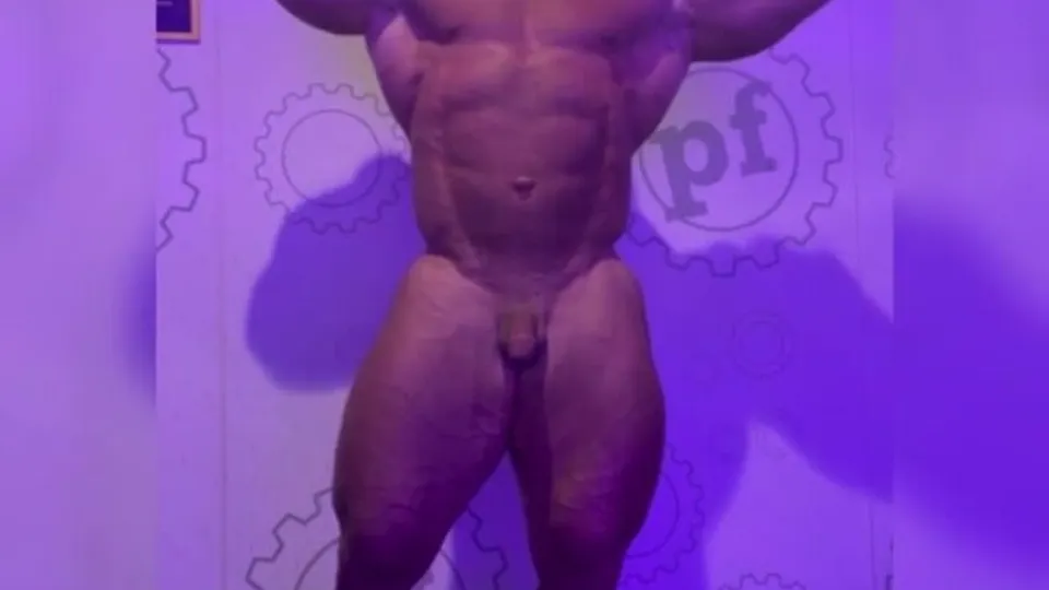 Bodybuilder Sam preparing for the tanning bed - ThisVid.com