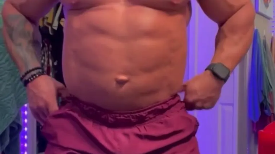 Bodybuilder Sam undressing for fans - ThisVid.com