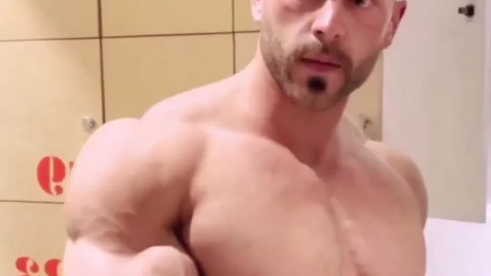 Bodybuilder shows ass - video 3 - ThisVid.com