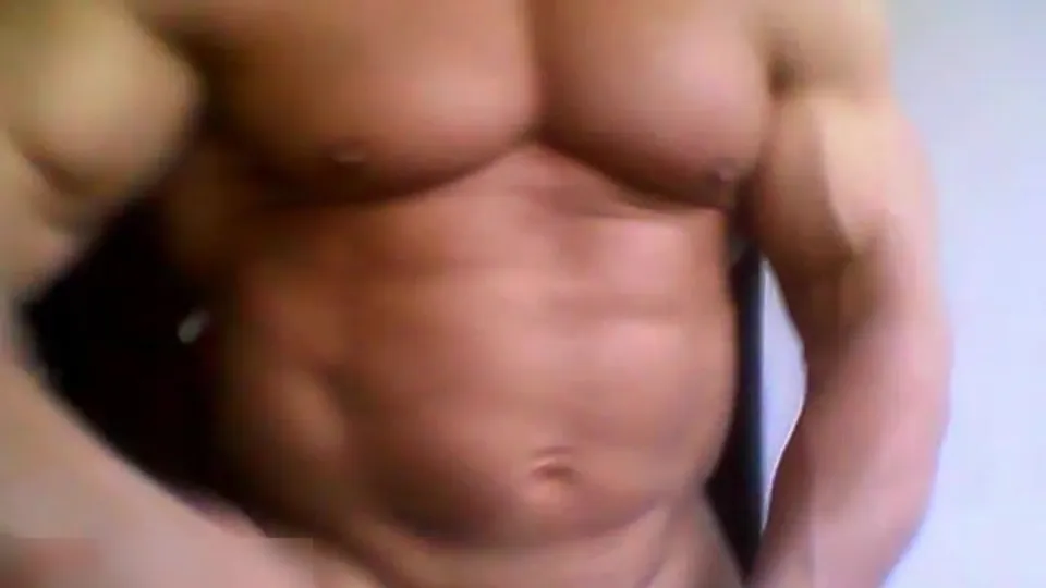 Bodybuilder spreads his cheeks - ThisVid.com