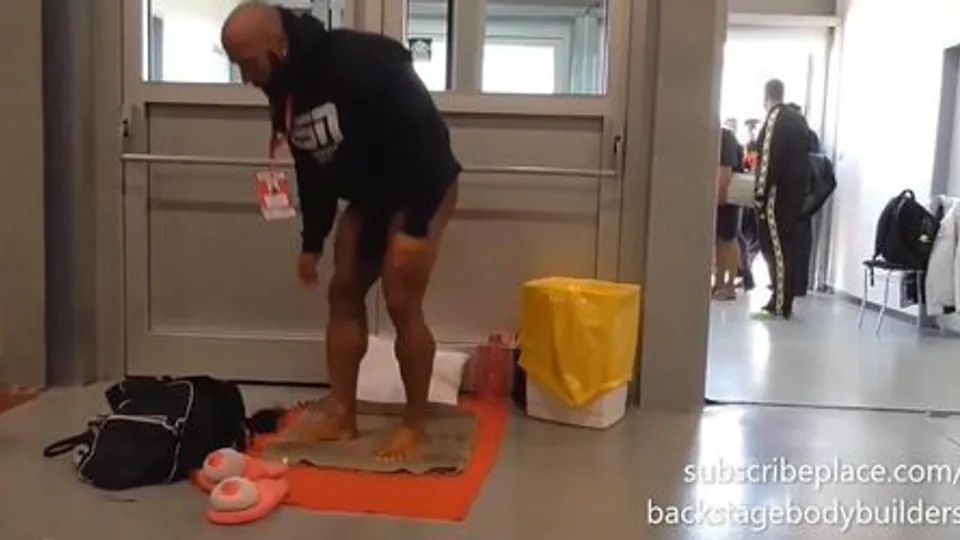 Bodybuilder Tans Backstage Naked
