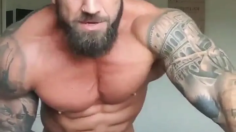 Bodybuilder wanking - video 2 - ThisVid.com