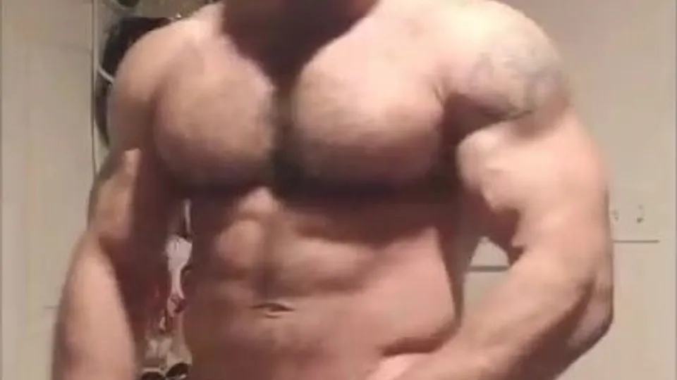 Bodybuilder wanks - ThisVid.com