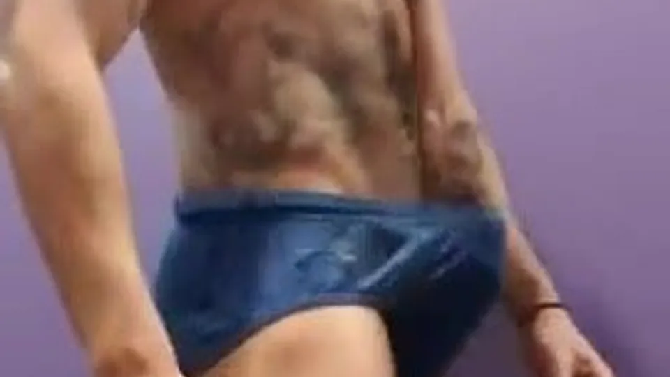 Practicando natación con una erección saltarina