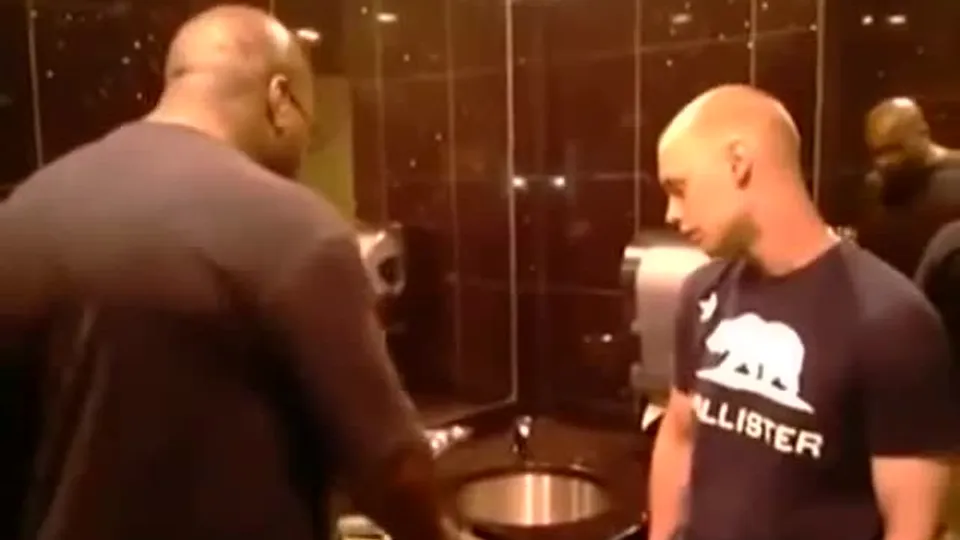 Inginocchiati: La Bionda Sottomessa Prende il Comando