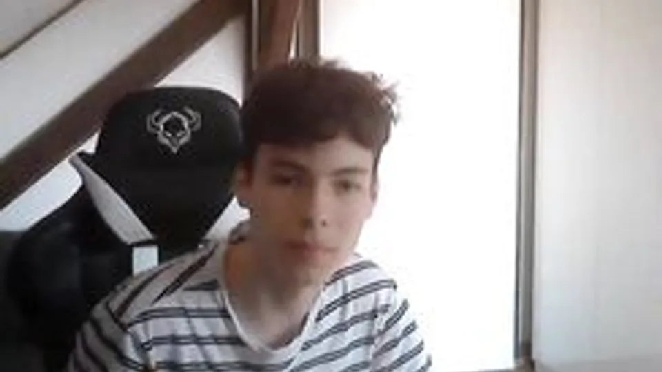 BOY EATING HIS CUM ON WEBCAM