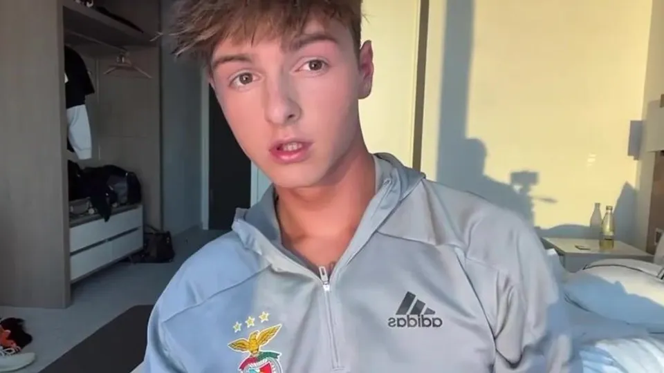 Boy in grey hoodie wanked