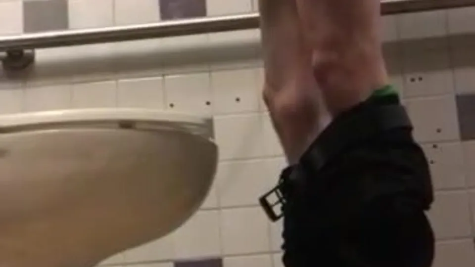 Boy jerking in dirty nike - ThisVid.com