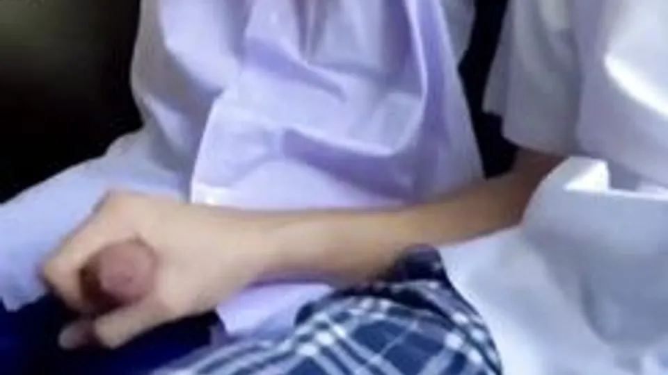 Boys Wank & cum on a public Bus ...